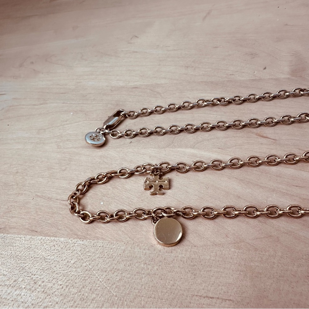Tory Burch - Logo Charm Gold Rosary Necklace - Picture 4 of 8